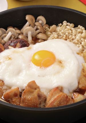 ふわとろ♪きのこと鶏肉の月見すき鍋-レシピのメイン写真