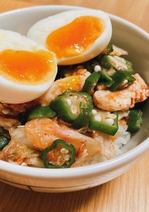 鶏とオクラのキムチ和え丼~半熟卵添え~-レシピのメイン写真