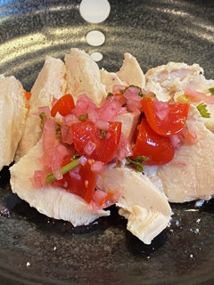 筋トレ料理☆茹で塩麹鶏胸肉のサルサソース-レシピのメイン写真