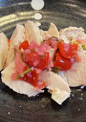 筋トレ料理☆茹で塩麹鶏胸肉のサルサソース-レシピのメイン写真