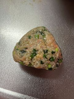 鮭とワカメ、ネギだく玄米炊き込みおにぎり-レシピのメイン写真