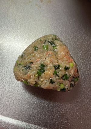 鮭とワカメ、ネギだく玄米炊き込みおにぎり-レシピのメイン写真