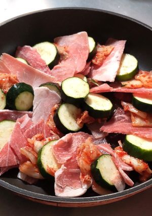 ズッキーニ豚肉ミルフィーユキムチ蒸し-レシピのメイン写真