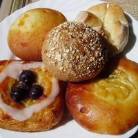 基本からアレンジまで！思わずつくりたくなる「焼きたてのパン」の