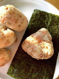 男子ウケ最高♡肉そぼろ紅しょうがおにぎり-レシピのメイン写真