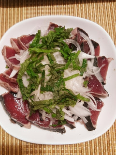 ピンク塩で鰹のたたき新玉ねぎたっぷりね-レシピのメイン写真