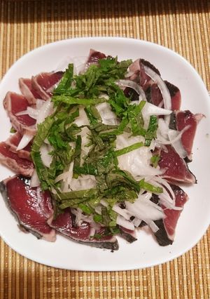 ピンク塩で鰹のたたき新玉ねぎたっぷりね-レシピのメイン写真