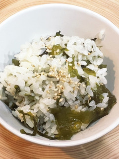 ろく助のお塩でわかめの炊き込みご飯-レシピのメイン写真