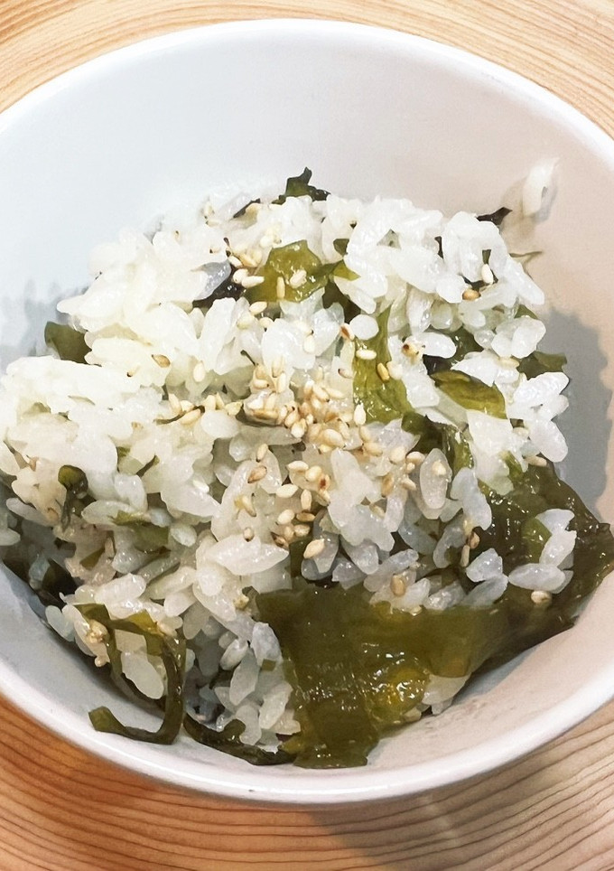 ろく助のお塩でわかめの炊き込みご飯-レシピのメイン写真