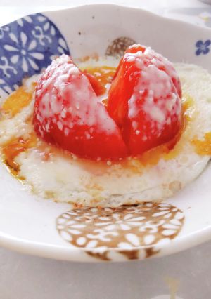 レンジで簡単♪卵にトマトのせました-レシピのメイン写真