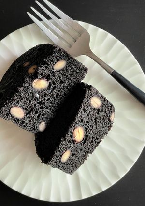 レンチンで簡単♪黒豆入りブラック蒸しパン-レシピのメイン写真