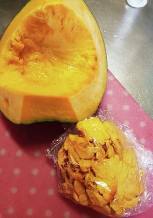 かぼちゃの種の取り方巻いてあるラップで-レシピのメイン写真