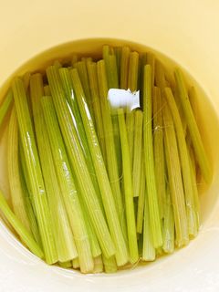 フキの処理方法とゆで方。-レシピのメイン写真