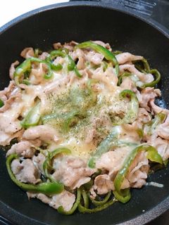 簡単!激ウマ!豚バラピーマンのチーズ焼き-レシピのメイン写真
