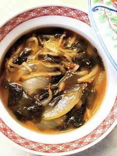 ワカメと もやし 玉ねぎの ピリ辛スープ-レシピのメイン写真