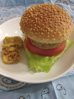 手作りハンバーガーと卵焼きを添えて-レシピのメイン写真