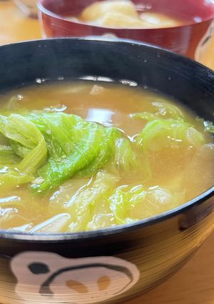 シャキシャキ♫レタスと玉ねぎのお味噌汁-レシピのメイン写真