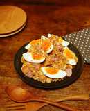 ソーセージと卵のスパイシーなポテトサラダ