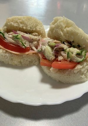 蒸しパンでツナマヨサラダバーガー-レシピのメイン写真