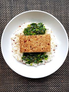 味付けニラと煮豆腐のどんぶり-レシピのメイン写真
