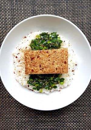 味付けニラと煮豆腐のどんぶり-レシピのメイン写真