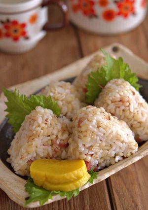 梅おかかとチーズのもち麦おにぎり-レシピのメイン写真
