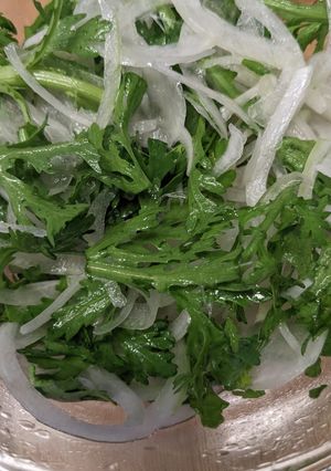 お箸が止まらない！春菊と新玉ねぎのサラダ-レシピのメイン写真