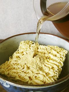 麦茶で作るインスタントラーメン-レシピのメイン写真
