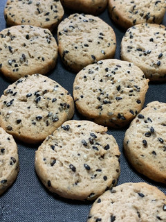 全粒米粉の黒ごましょうゆクッキー-レシピのメイン写真