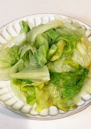 大量消費に♪レタスだけ炒め-レシピのメイン写真