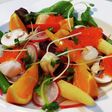 新鮮野菜で色とりどりの爽やかサラダ