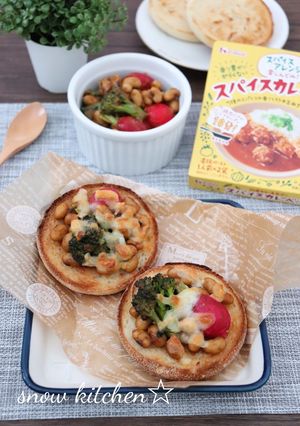 大豆とブロッコリーのオープンカレーパン♪-レシピのメイン写真