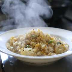 รูปของ 野菜室の片隅のレタスと冷凍ご飯で炒飯