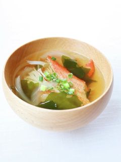 簡単手軽な【カニカマとわかめのお吸い物】-レシピのメイン写真