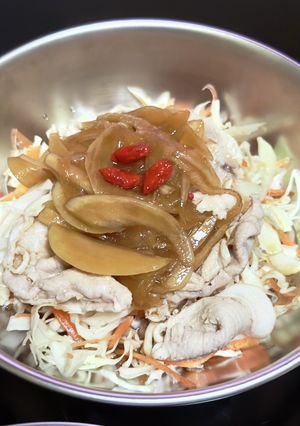 クコの実入り新玉ドレッシングかけ肉サラダ-レシピのメイン写真