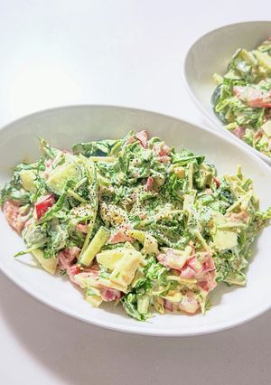 緑の野菜とトマト、ゆで卵のマヨサラダ-レシピのメイン写真