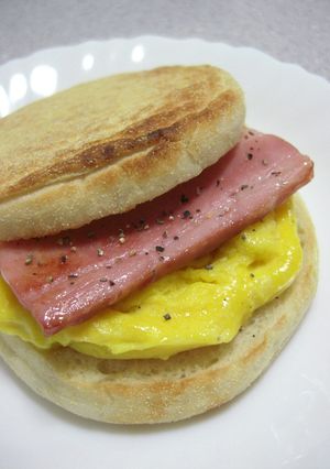 朝食に☆カルボナーラ味のマフィンサンド♪-レシピのメイン写真