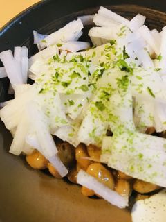 毎日の納豆●ダイコンスライス添え-レシピのメイン写真