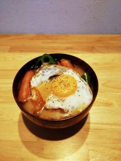 ウインナーと目玉焼きのかんたん味噌汁-レシピのメイン写真