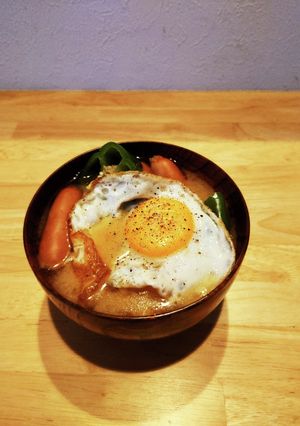 ウインナーと目玉焼きのかんたん味噌汁-レシピのメイン写真