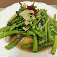 รูปของ 空芯菜ときのこのナンプラー炒め