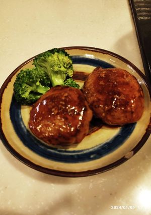 肉団子（ハンバーグの形で）-レシピのメイン写真