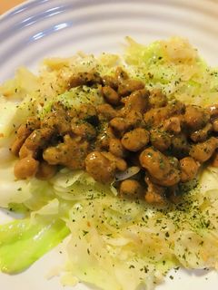 毎日の納豆●キャベツのゴマ油炒め添え-レシピのメイン写真