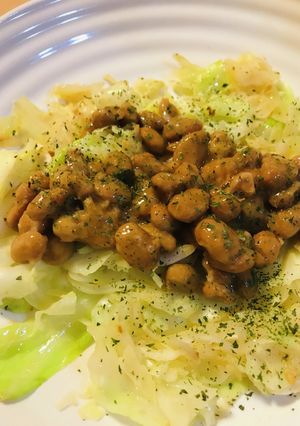 毎日の納豆●キャベツのゴマ油炒め添え-レシピのメイン写真