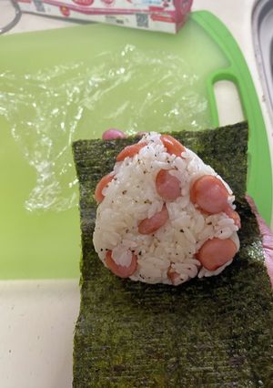 ウインナー入りおにぎり(レンジで簡単)-レシピのメイン写真