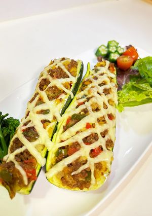 食欲そそるカレー風味のズッキーニボート-レシピのメイン写真
