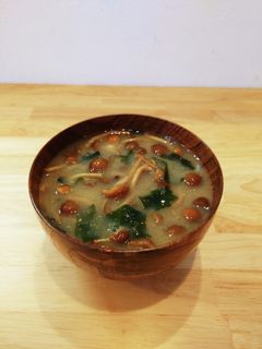たっぷりなめことわかめのかんたん味噌汁-レシピのメイン写真