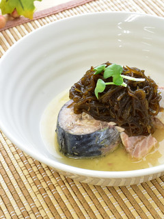 鯖缶に味付けもずくをかけて-レシピのメイン写真