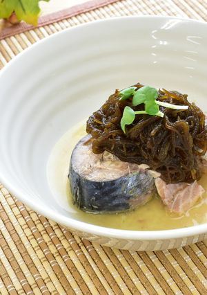 鯖缶に味付けもずくをかけて-レシピのメイン写真
