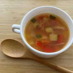 รูปของ 彩り夏野菜のコンソメスープ